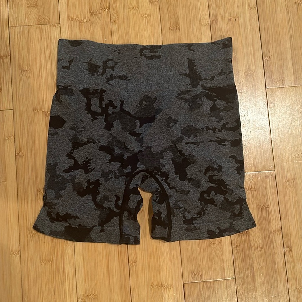 QOQ Black Camo Seamless Bike Shorts Sz L